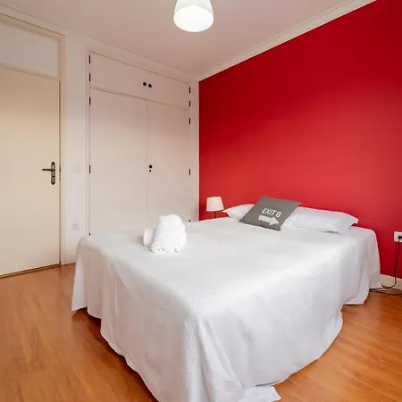 Maximinos - Close To The Train Station Apartment